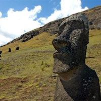 Statues de pierre sur l'île de Pâques.