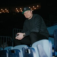 L'homme d'affaire et rappeur Steve Jolin pose dans une salle de spectacle