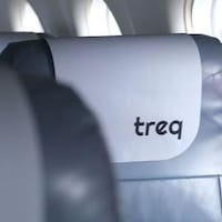 Des sièges d'avion avec le nom Treq sur l'appuie-tête.