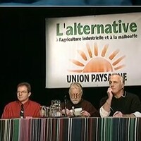 Les cofondateurs de l'Union paysanne Maxime Laplante et Roméo Bouchard accompagné du journaliste et membre de l'association Daniel Pinard au congrès de fondation le 30 novembre 2001.