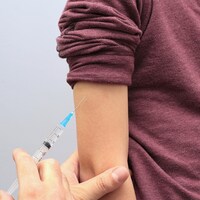 Un jeune garçon se fait vacciner.