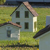 Une image de près des maisons du village miniature de Bellevue.