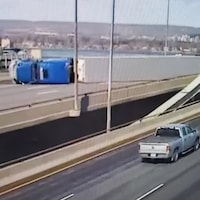 Image d'une caméra de sécurité montrant un camion couché sur une autoroute.