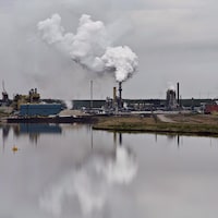 Une installation d'extraction de sables bitumineux près de la ville de Fort McMurray, en Alberta.