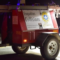 Un module de la Sûreté du Québec avec l'inscription «Enquête collisions».