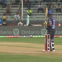 Deux joueurs de cricket sur un terrain.