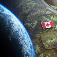 Montage de la planète Terre et d'un uniforme d'un soldat canadien.