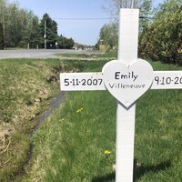 Une croix sur laquelle apparaît la mention "Emily Villeneuve, 5 11 2007, 9 10 2021".