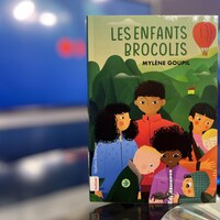 Le livre "les enfants brocolis" pris en photo sur le plateau de Radio-Canada Estrie. 