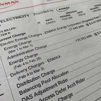 Une facture d'électricité listant les différents frais en anglais.