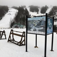 Une station de ski et ses pistes désertes