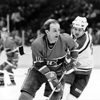 Guy Lafleur en action pendant un match de hockey en 1983.