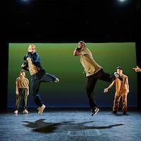 Un groupe de danseurs en performance sur une scène.