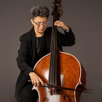 La contrebassiste Marjolaine Fournier en train de jouer de son instrument.