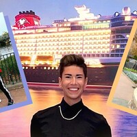 Montage photo d'un jeune homme devant un bateau de croisière et dans des paysages des parcs de Disney.