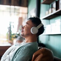 Un homme qui relaxe en écoutant de la musique.