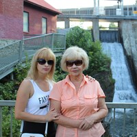 Deux femmes devant un barrage.