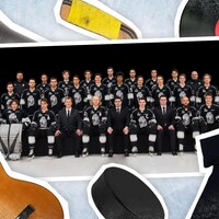 Illustration d'une photo d'équipe des Olympiques de Gatineau entourée d'objets qui représente le hockey et différentes vocations artistiques.