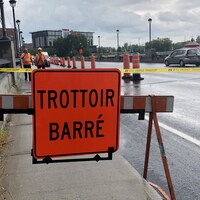 Une affiche « trottoir barré » sur le pont Montcalm, à Sherbrooke. 