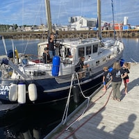 Le navigateur Guillaume Haché au quai de Caraquet, au Nouveau-Brunswick, le 26 août 2022.
