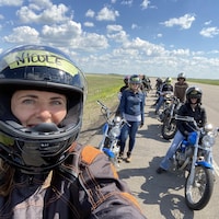Un égoportrait avec Nicole et d'autres participants en ligne derrière elle.