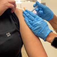Une personne en train d'être vaccinée.
