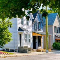 Trois maisons du quartier Vanier à Ottawa dont une avec une jolie corniche. 