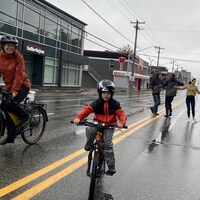Des cyclistes et des marcheurs sur la rue King Ouest à Sherbrooke.