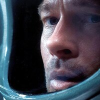 Un homme (Brad Pitt) portant un casque de cosmonaute en très gros plan.