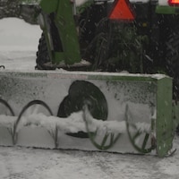 La pelle d'une déneigeuse à l'oeuvre.