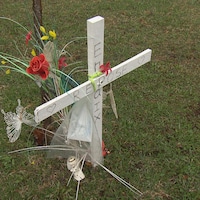 Une croix, des fleurs et un arbre ont été installés en la mémoire de la fillette.