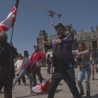 MC Gilles devant le parlement d'Ottawa.