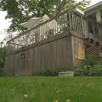 Le petit terrain devant la maison blanche de Manon Proulx, à Pointe-Calumet.
