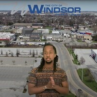 Muco Habimana devant une image aérienne de Windsor. 