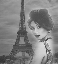 Une jolie jeune femme avec la Tour Eiffel derrière elle pour le concours French Formula pour lequel vous courez la chance de vous envoler vers Paris.