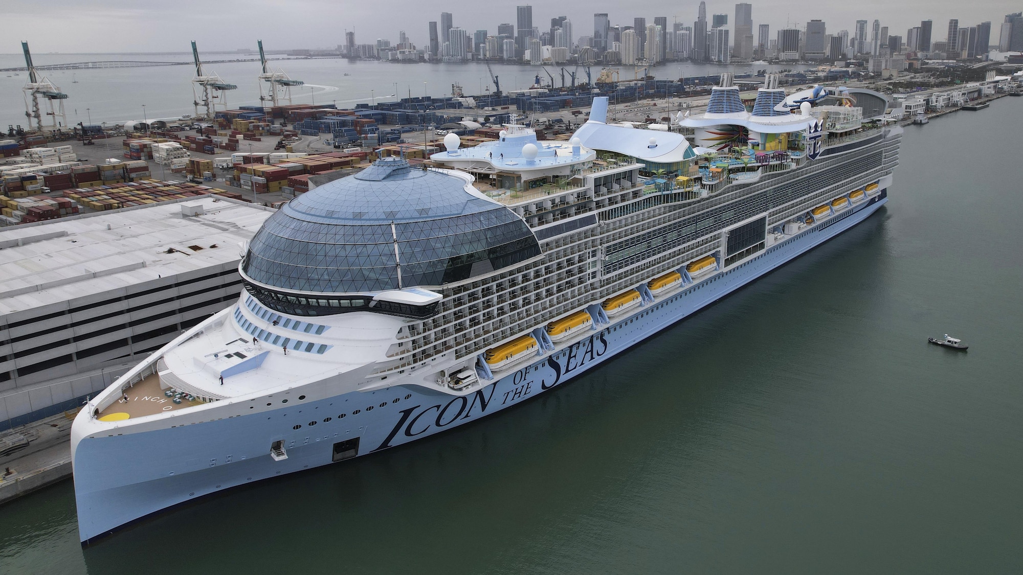 Le Icon of the Seas, le plus grand navire de croisière du monde, accosté au quai du port de Miami.