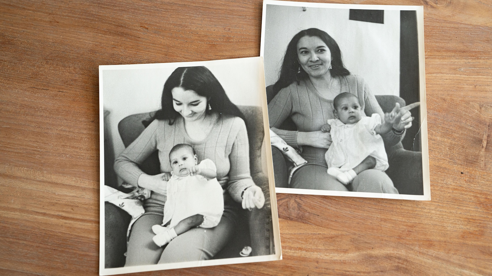 Des photos en noir et blanc, étalées sur une table, montrent Isabelle Racicot sur les genoux de sa mère.