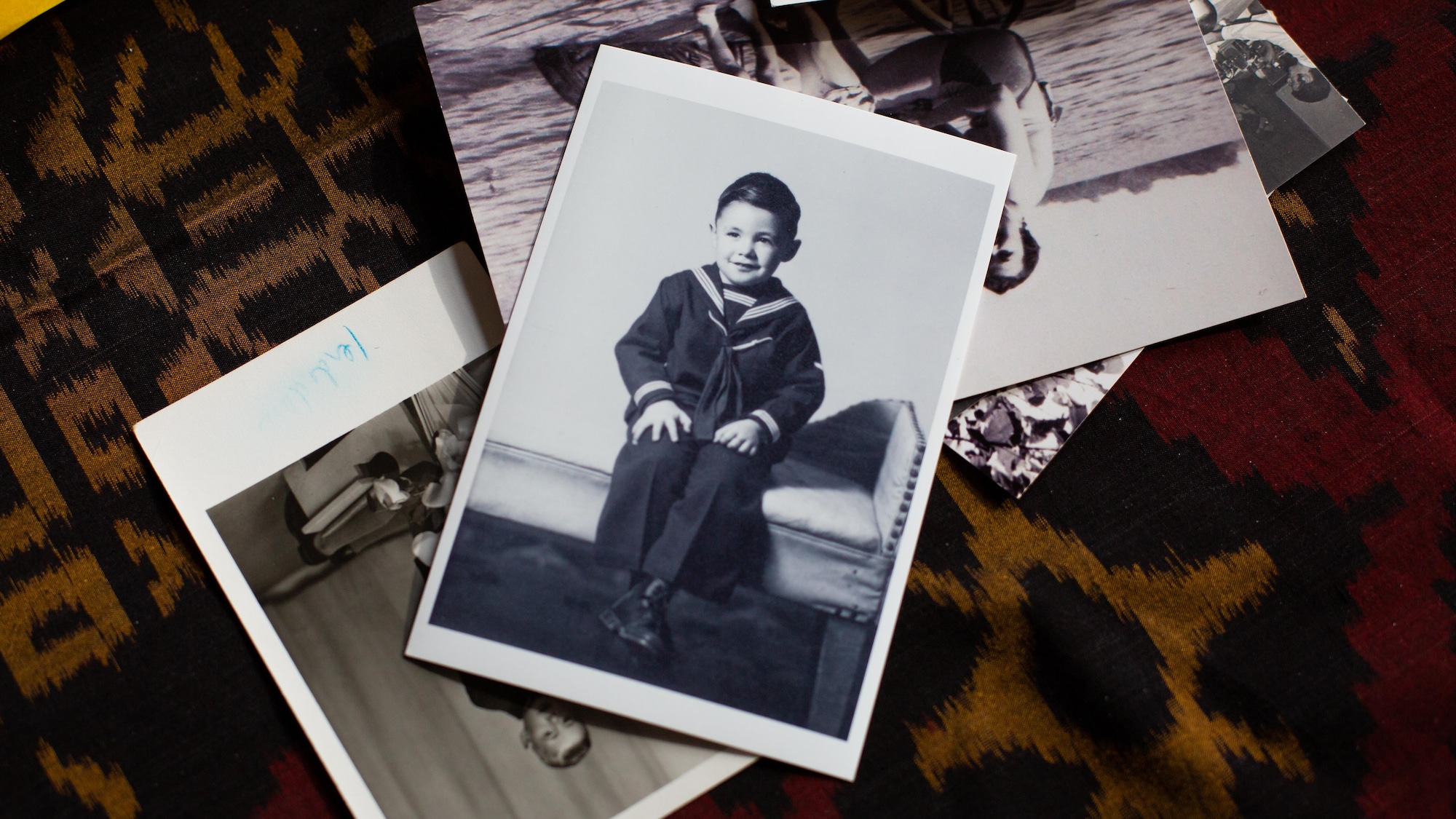 Une photo en noir et blanc montre Jean-Claude Poitras âgé d'environ 3 ans.