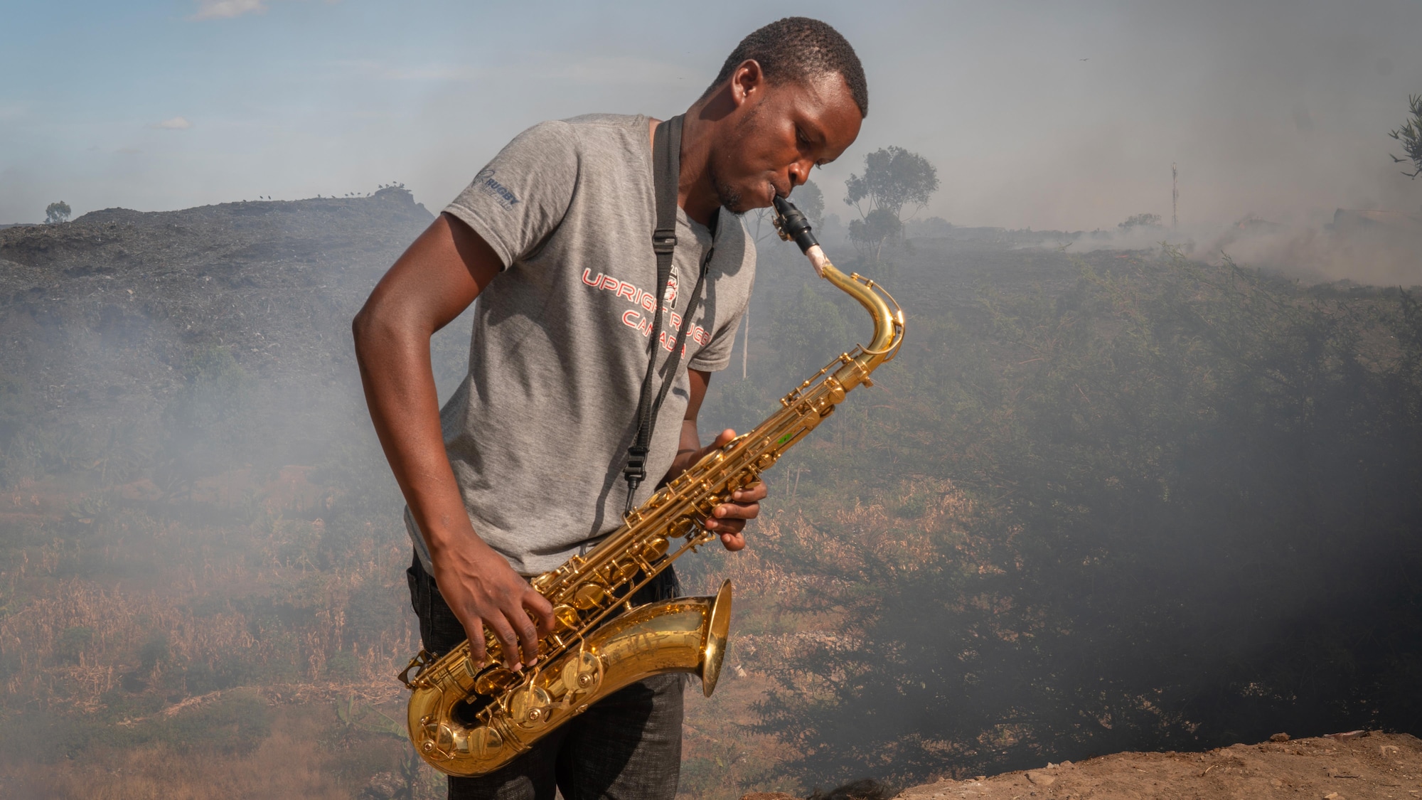 Elvis Otieno et son saxophone sur les hauteurs de la ville.
