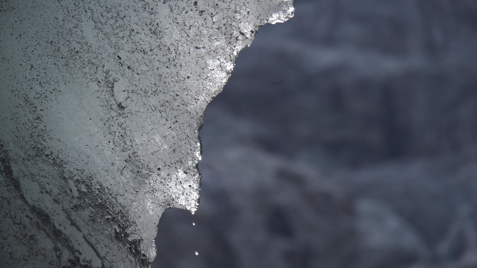 De la glace exposée au soleil au glacier du Mont Miné. 
