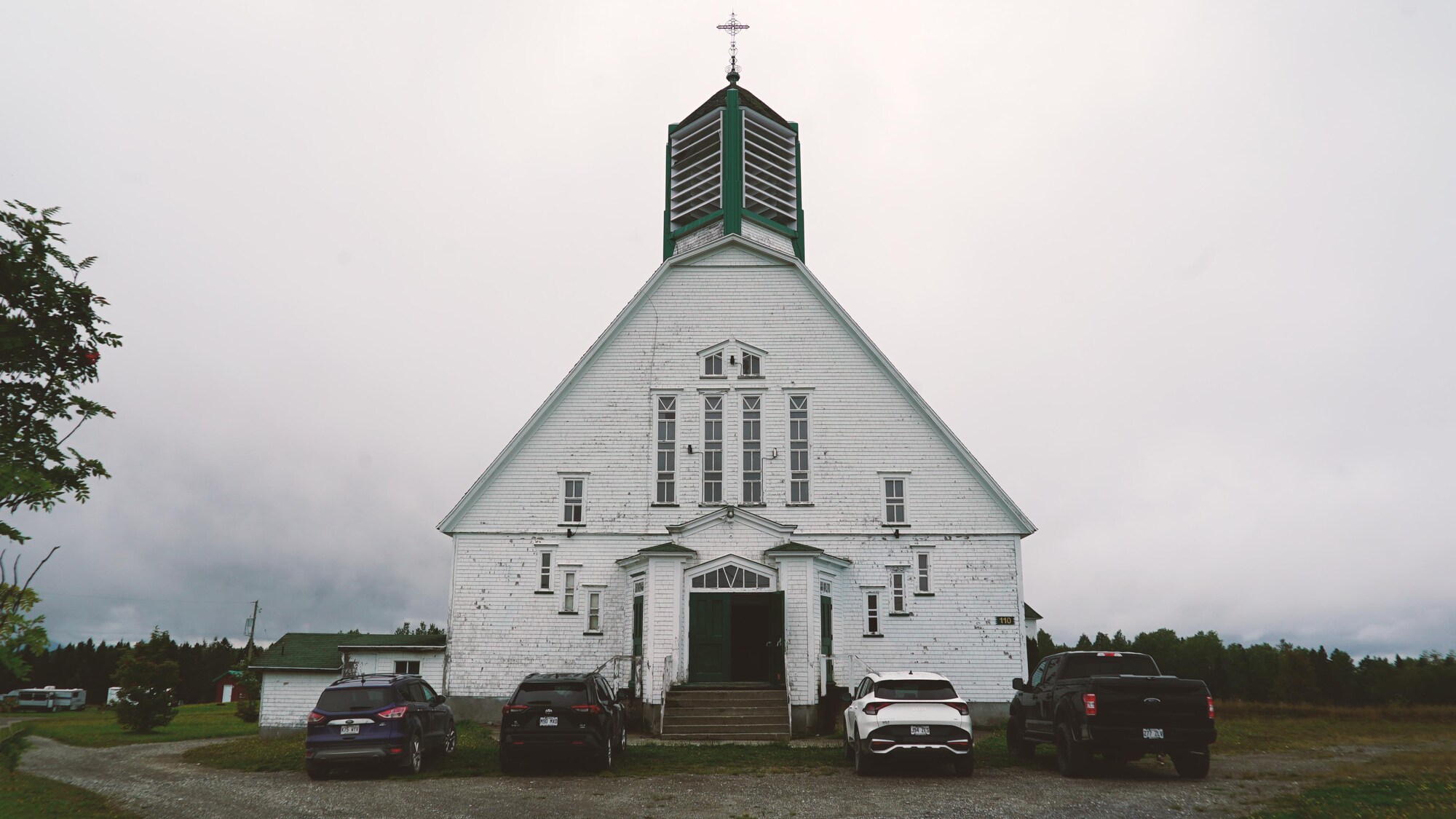 La façade d'une église.