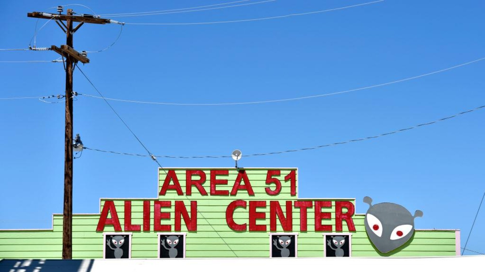 Un bâtiment vert recouvert d'images d'extraterrestres