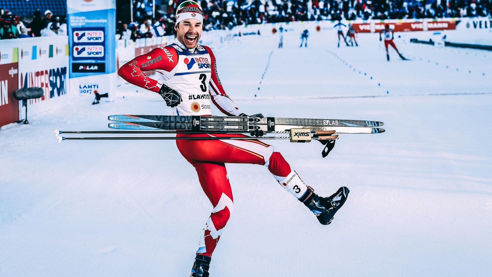 Alex Harvey célèbre sa victoire au 50 km départ groupé style libre aux Championnats du monde à Lahti, en Finlande, en mars 2017.