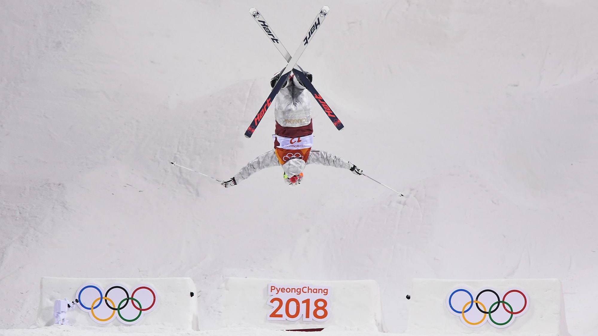 Elle fait une fig avec ses skis dans les airs