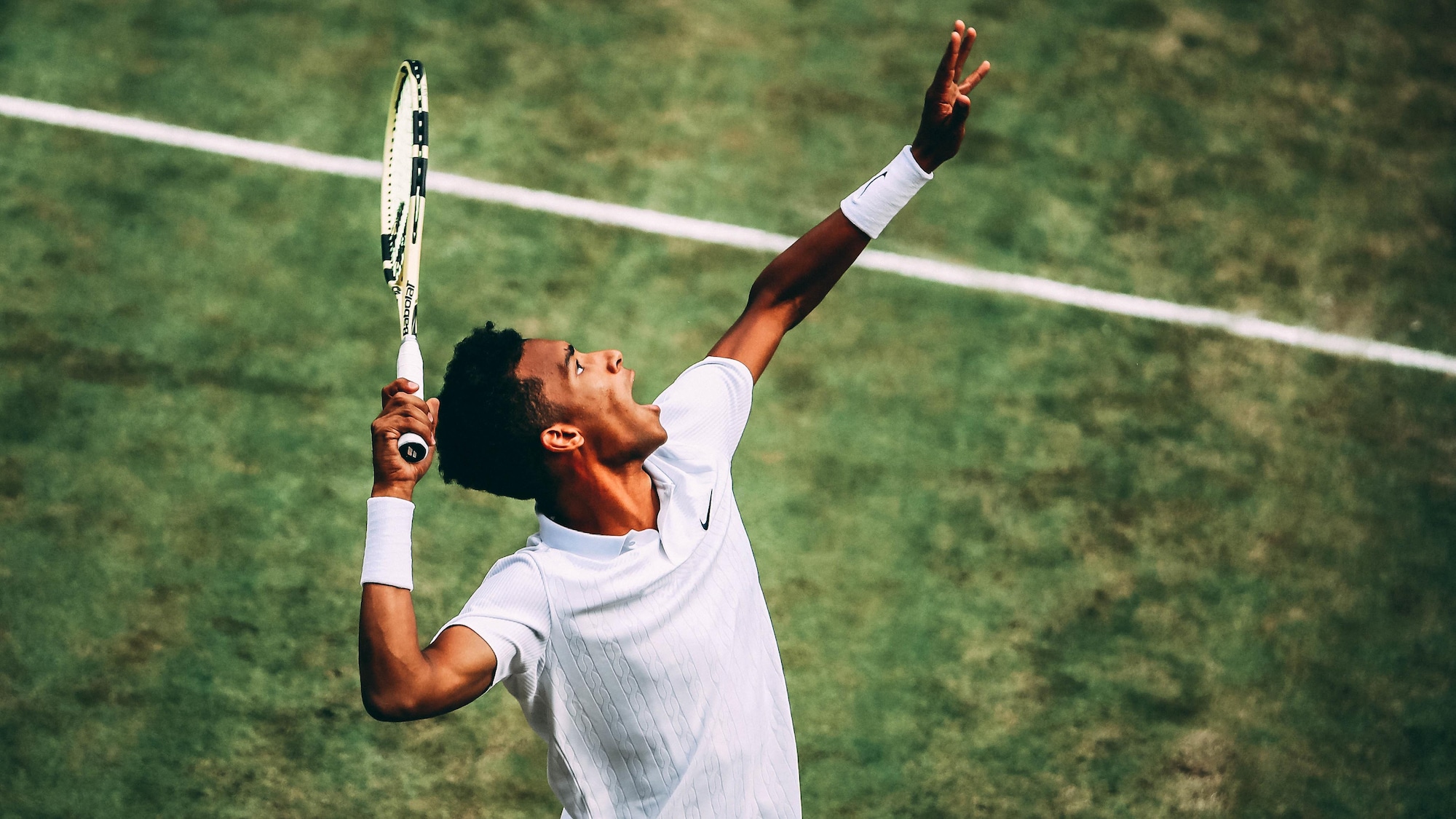 Félix Auger-Aliassime sert pendant son match contre le Français Ugo Humbert, au troisième tour du tournoi de Wimbledon en 2019.