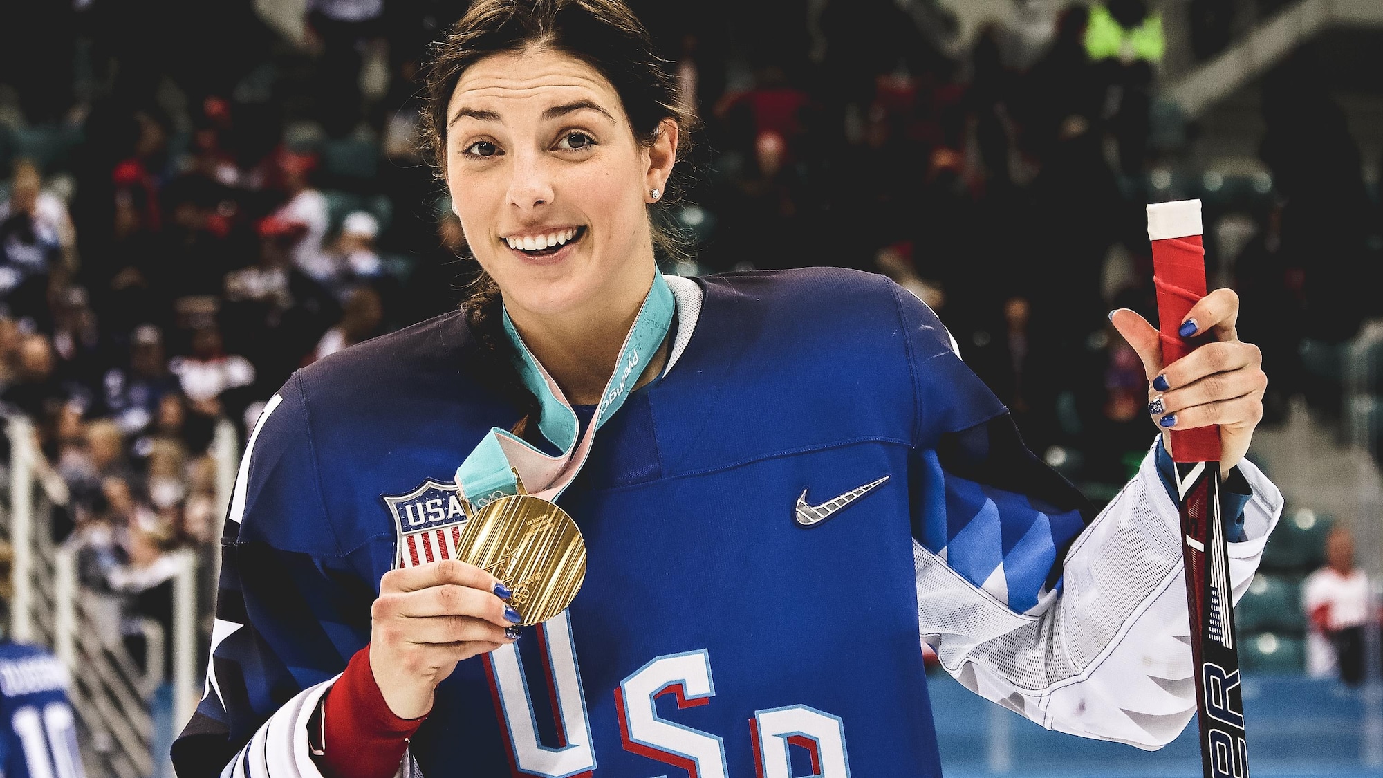Hilary Knight montre fièrement sa médaille d'or après la victoire des États-Unis contre le Canada en finale aux Jeux olympiques de Pyeongchang.