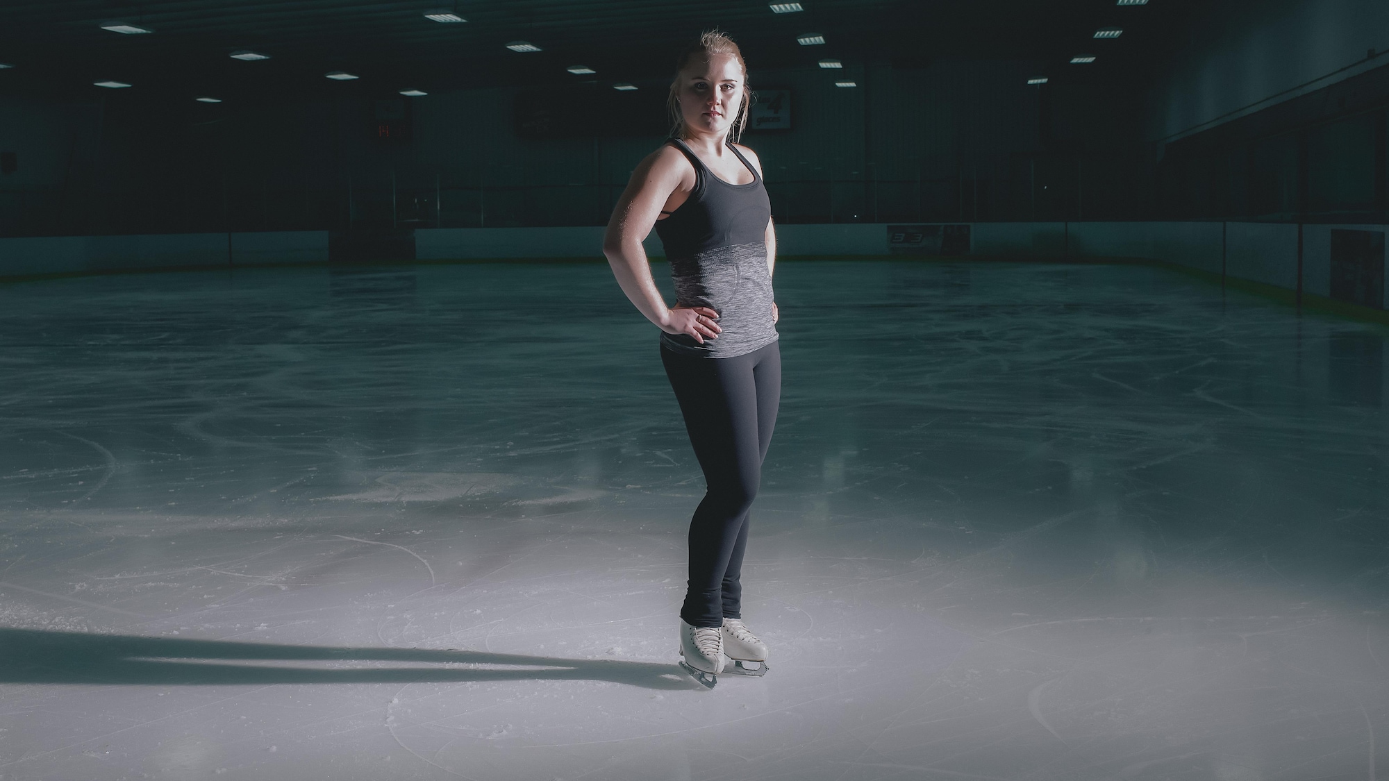 Julianne Séguin se tient debout sur une patinoire.