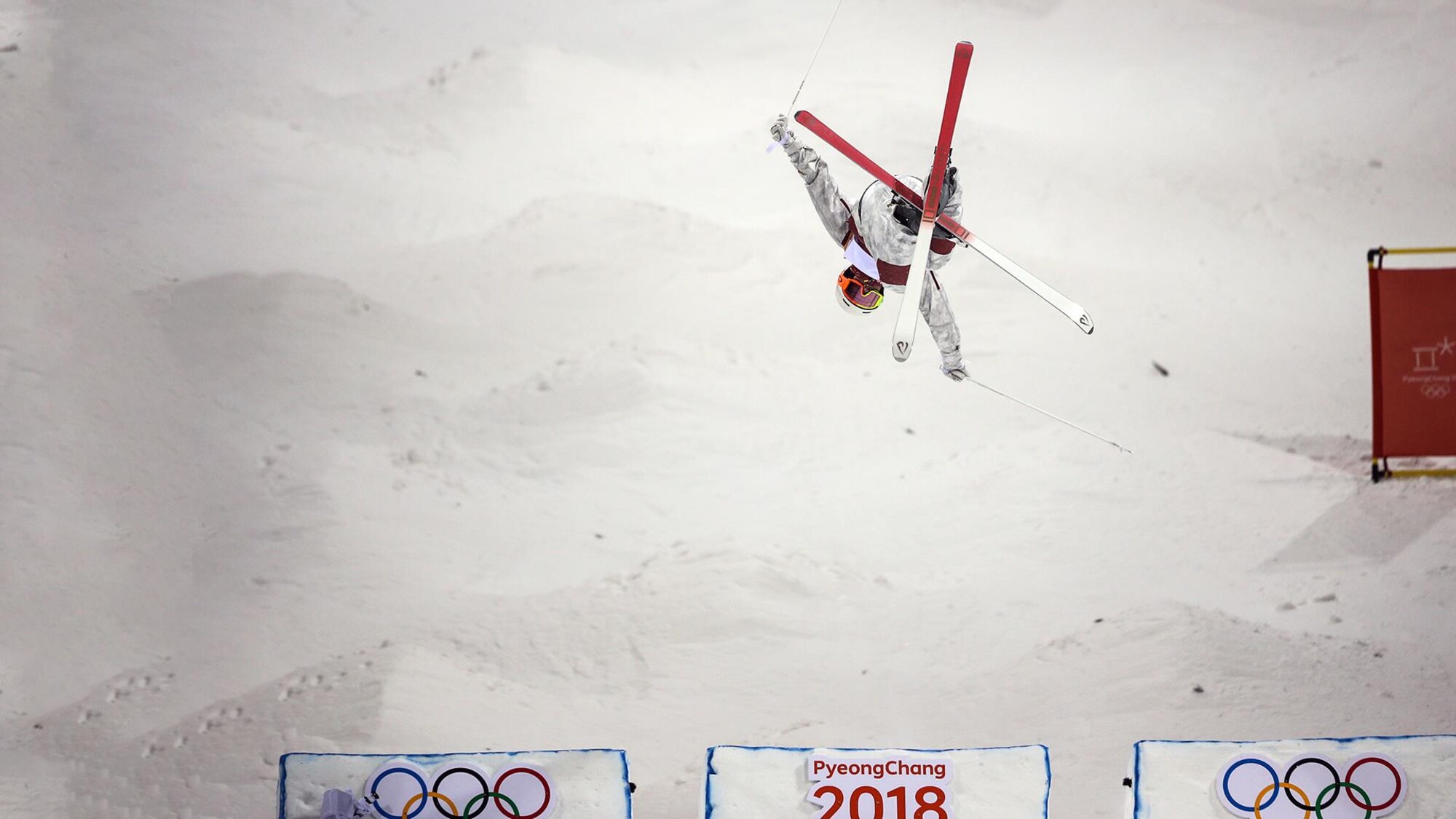 Un skieur acrobatique effectue un saut.