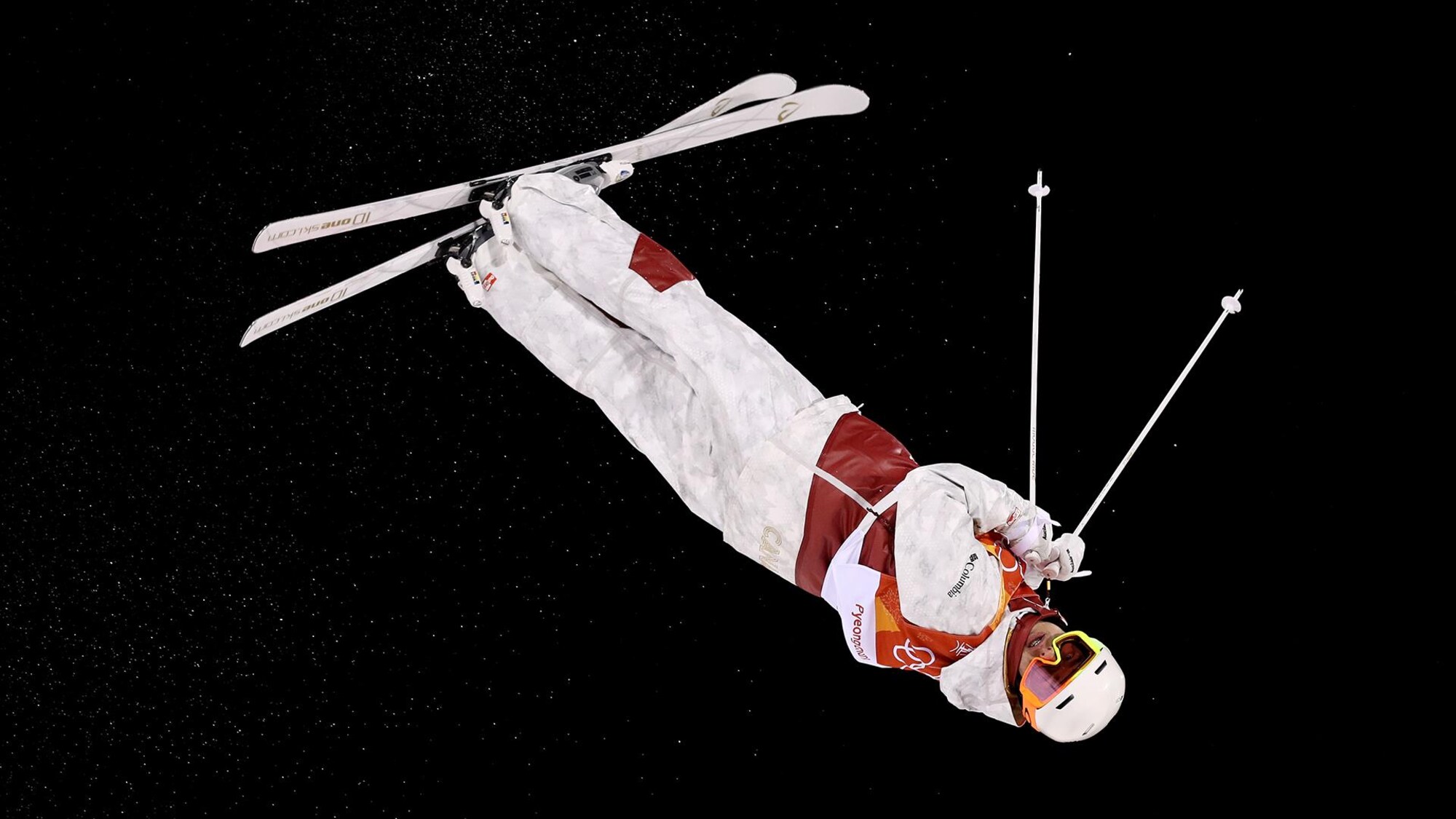 Un skieur acrobatique effectue un saut pendant une descente.