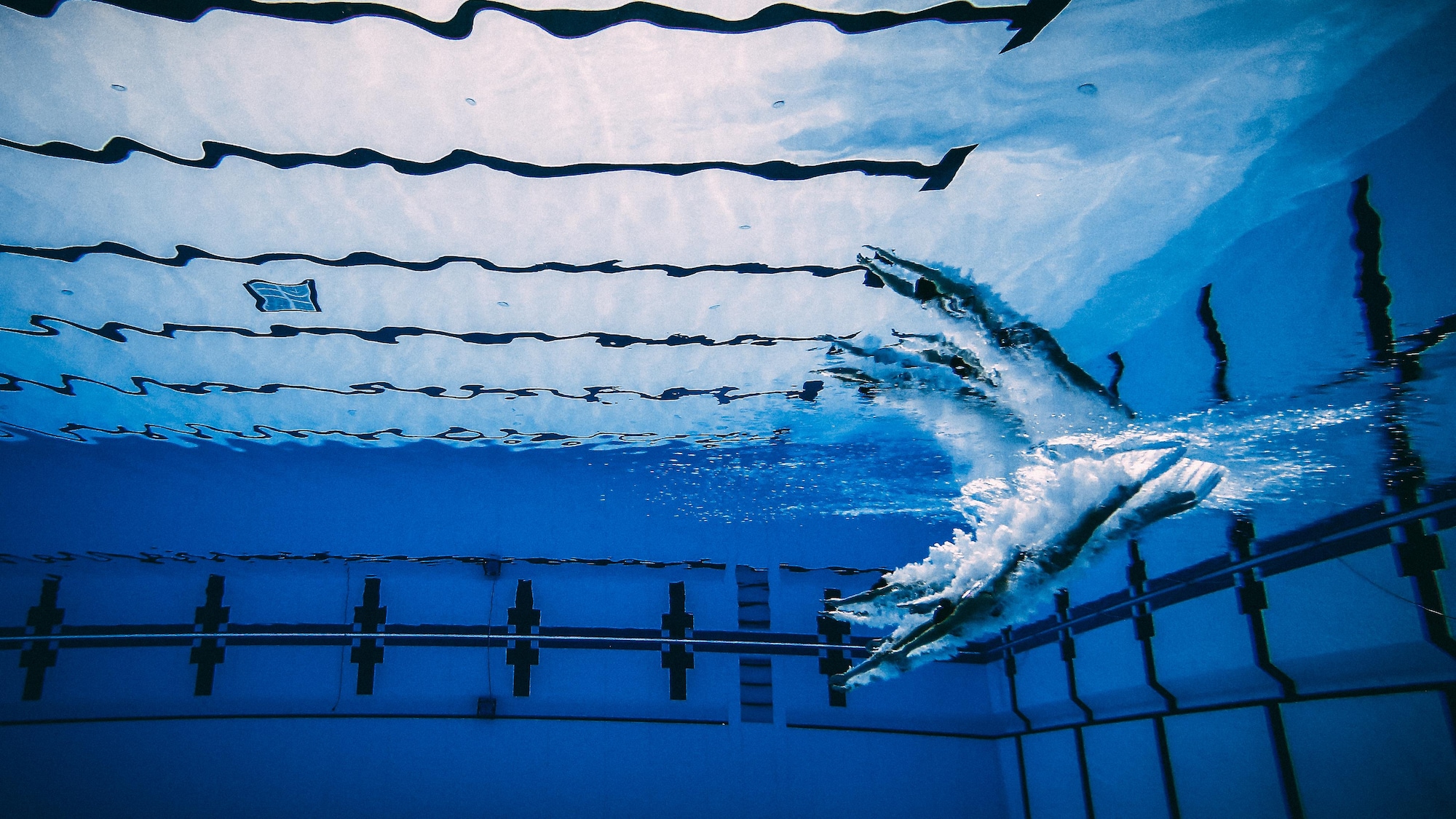 L'entrée à l'eau de l'équipe canadienne de natation artistique lors du programme libre des Jeux panaméricains de Toronto, en juillet 2015